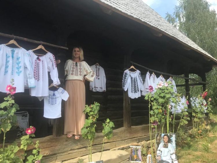 Iile şi cămăşile tradiţionale specifice satului Rogoz, readuse la viaţă de o fostă ingineră IT