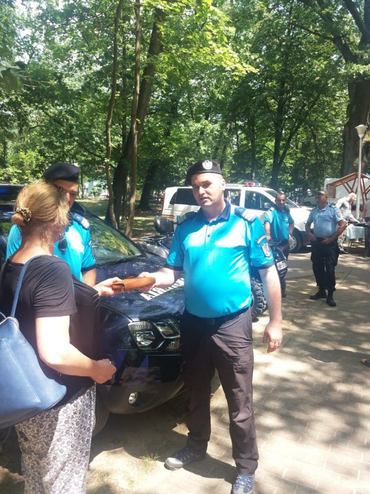 Portofel găsit de jandarmii maramureșeni în Parcul Regina Maria din Baia Mare