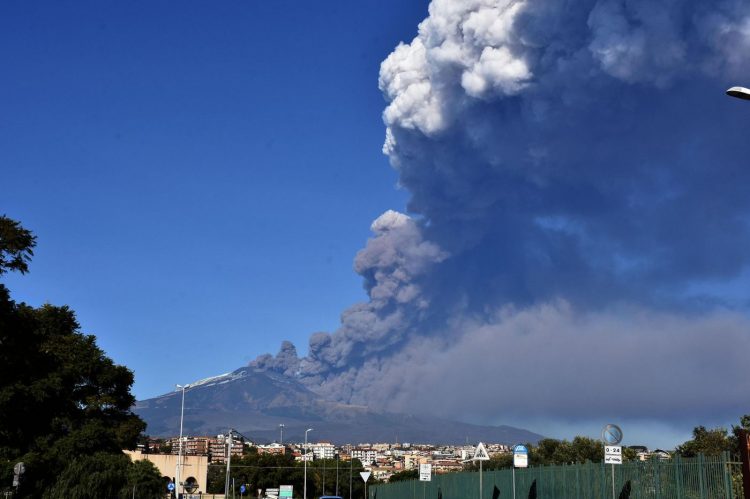 Etna, cel mai mare vulcan activ din Europa, a ERUPT din nou