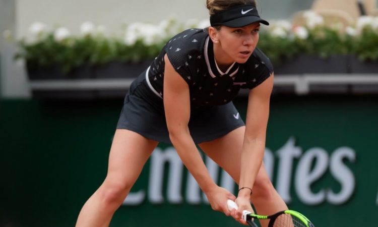 TENIS – Simona Halep s-a calificat în optimi, după ce i-a predat o lecție de tenis Lesiei Tsurenko: 6-2, 6-1
