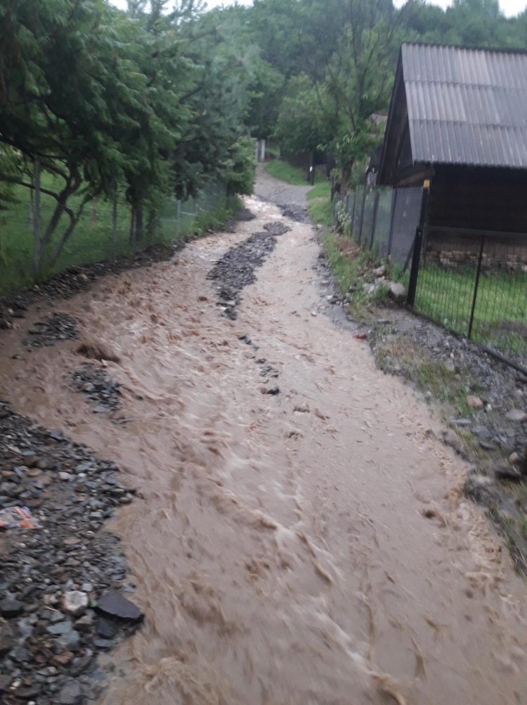 Furtuna a făcut ravagii în Maramureș: inundații, incendii și pene de curent