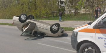 O clipă de neatenţie a fost suficientă pentru a ajunge cu autoturismul pe plafon