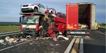 Accident înfiorător în Franța. Trei români au murit și alți patru sunt în stare gravă, după ce mașina în care se aflau a intrat într-un TIR