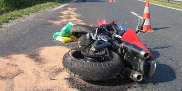 Conducătorul unei motociclete accidentat grav de un autoturism al cărui şofer “a uitat” să se asigure