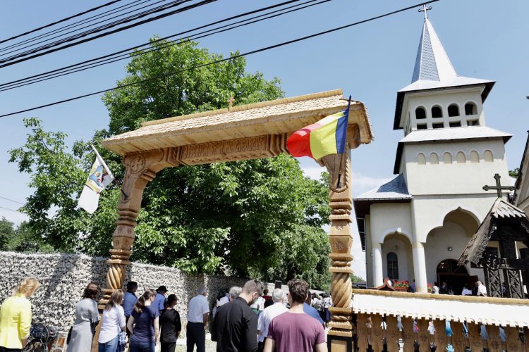 Peste 2.000 de credincioşi la slujba de târnosire a Bisericii „Sfântul Mare Mucenic Gheorghe” din Sighetu Marmaţiei – FOTO