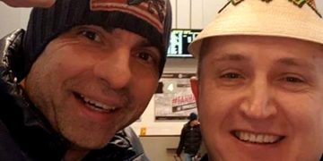 Adevărat moroșan! Lui Lupu Rednic nu-i lipsește clopul de pe cap oriunde se duce în lume