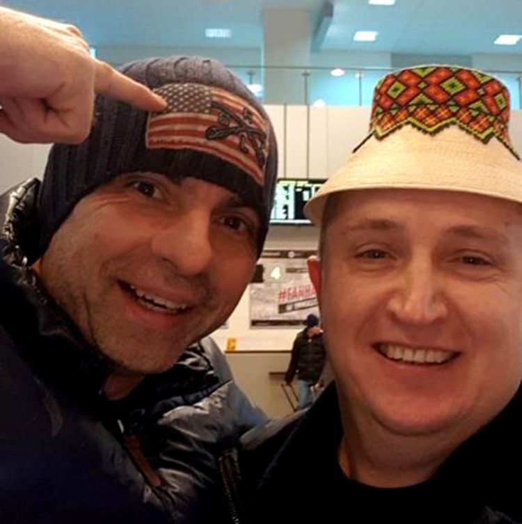 Adevărat moroșan! Lui Lupu Rednic nu-i lipsește clopul de pe cap oriunde se duce în lume