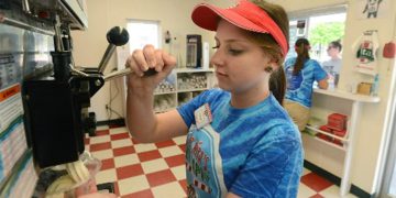 Stimulente pentru angajarea elevilor şi studenţilor pe perioada vacanţei