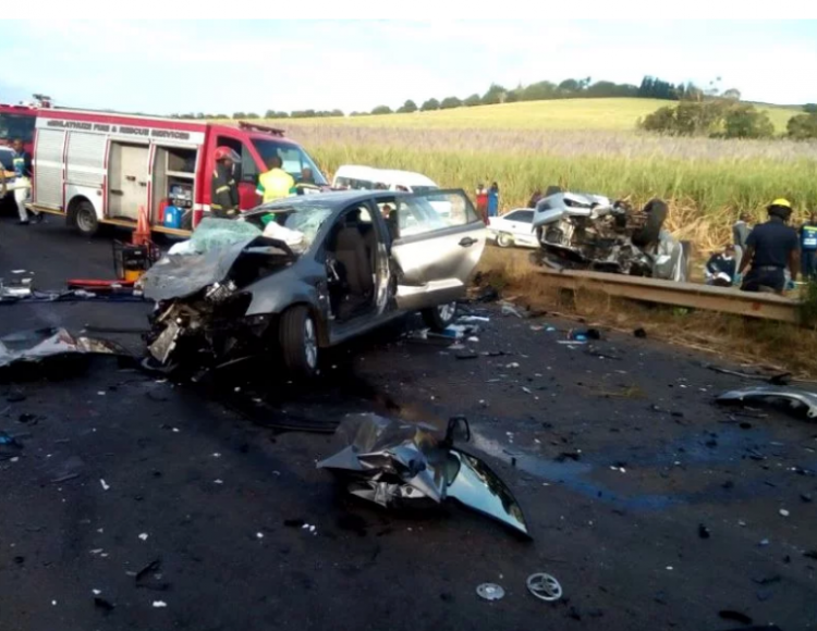 Trei persoane au murit în urma unui accident în care a fost implicat și un vehicul care transporta copii