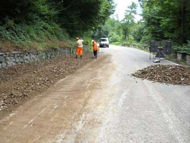 Pe aici nu se trece! Şoferii, sfătuiţi să evite Pasul Gutâi