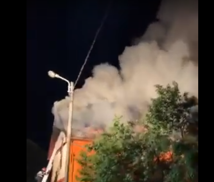 Incendiu violent în Baia Mare. Pompierii au intervenit în forță