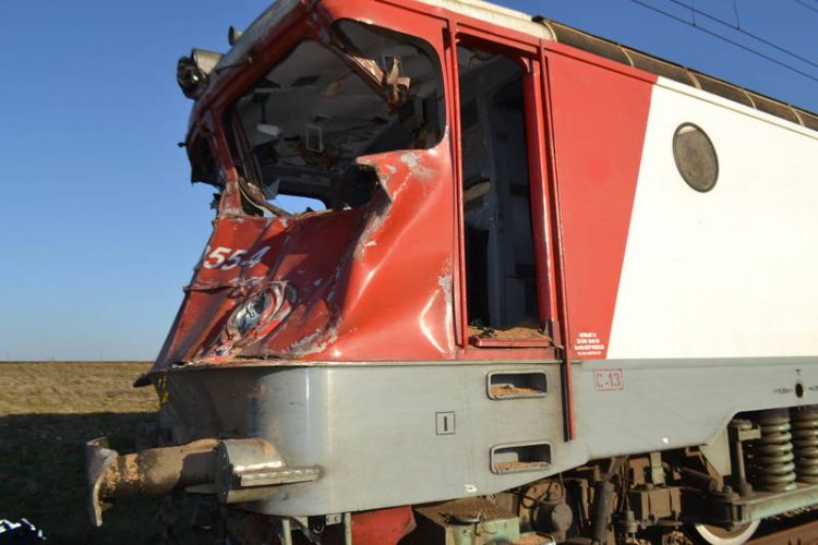 ACCIDENT pe calea ferată: Locomotiva şi un vagon al unui tren de persoane au deraiat, după ce trenul a lovit un camion
