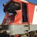 ACCIDENT pe calea ferată: Locomotiva şi un vagon al unui tren de persoane au deraiat, după ce trenul a lovit un camion