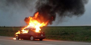 Victimă dispărută în urma unui accident. Autoturism în flăcări