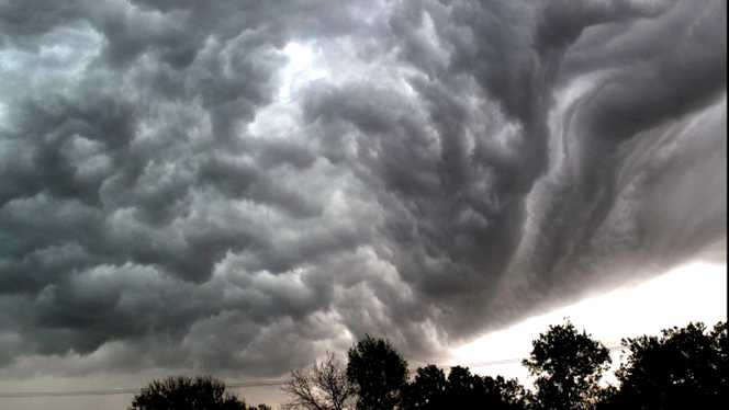 Vremea rea nu se lasă. Se anunţă vijelii şi grindină în Maramureş