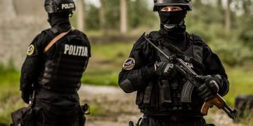 Grup infracțional specializat în trafic de migranți și spălare de bani, destructurat