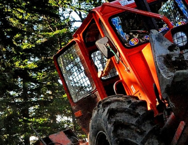 Tractor răsturnat la Bârsana, o victimă încarcerată