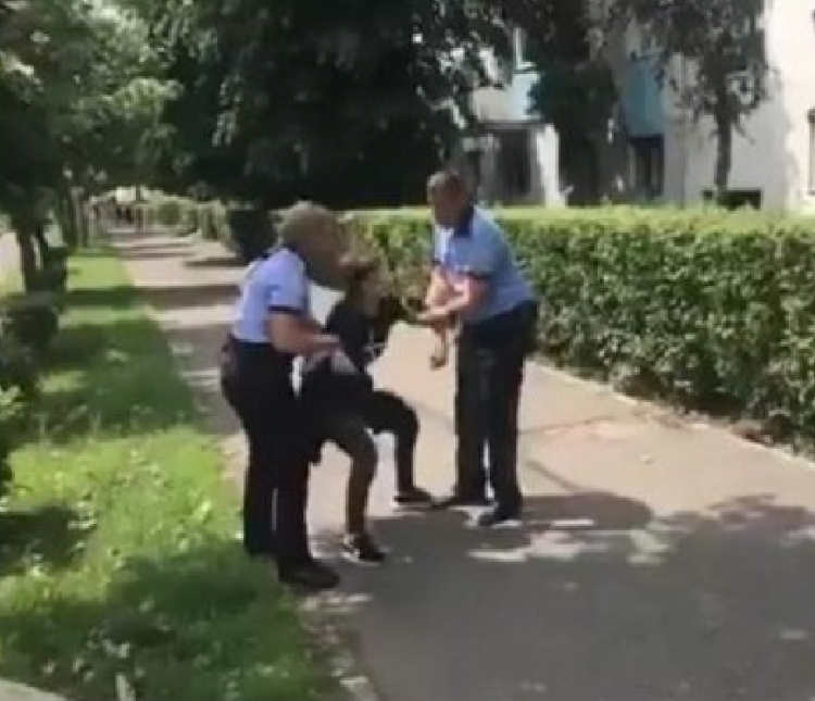 Fenomenul „Zombie” a ajuns și în Baia Mare. Imagini uluitoare cu un tânăr care abia reușește să treacă strada