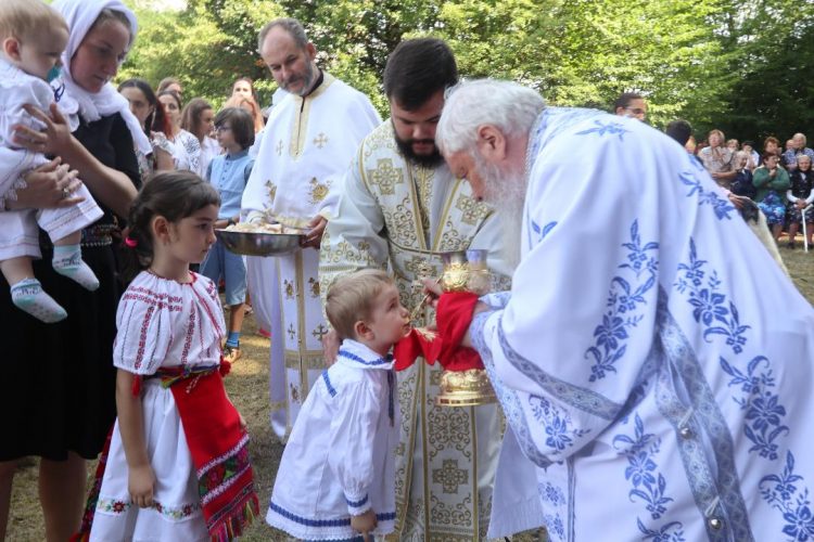 Peste 100 de copii, monahi, monahii şi credincioşi, împărtăşiţi de Mitropolitul Andrei la Hramul Mănăstirii „Sfânta Mironosiţă Maria Magdalena” din Oarţa de Sus