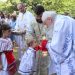 Peste 100 de copii, monahi, monahii şi credincioşi, împărtăşiţi de Mitropolitul Andrei la Hramul Mănăstirii „Sfânta Mironosiţă Maria Magdalena” din Oarţa de Sus