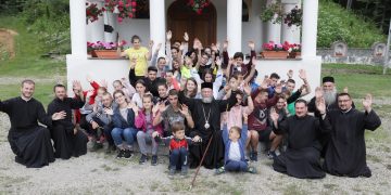 Membrii Asociaţiei Tinerilor Ortodocşi din Protopopiatul Baia Mare, în tabără la Mănăstirea Chiuzbaia