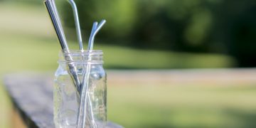 Un nou trend provoacă accidente fatale: O femeie a murit în timp ce folosea un pai metalic