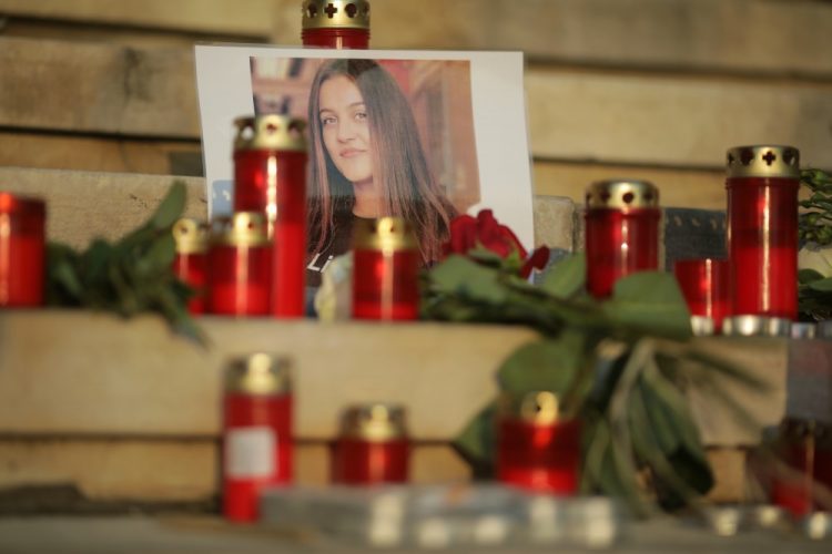 Protest tăcut la sediul MAI, după cazul Caracal. ”Ați ucis din nou”