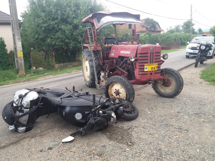 Impact între un tractor și o motocicletă la Dumbrăvița