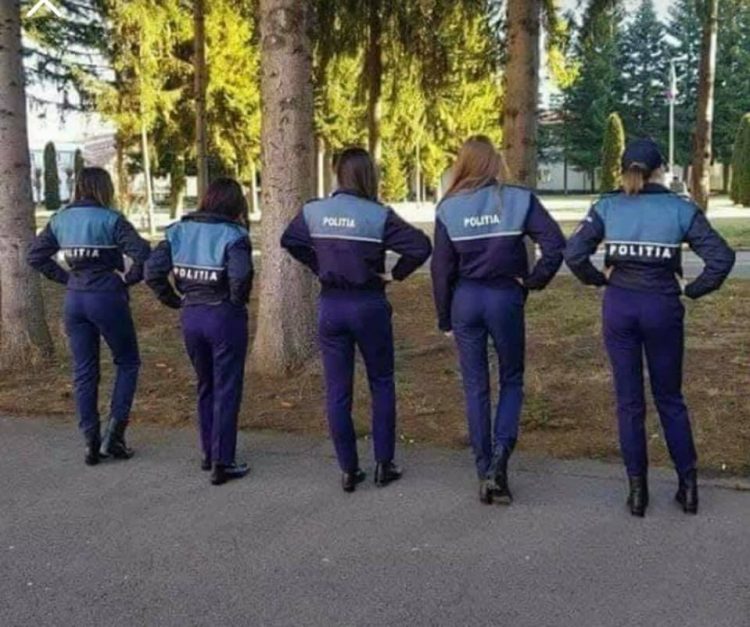 Măcar polițistele sunt pregătite de poze