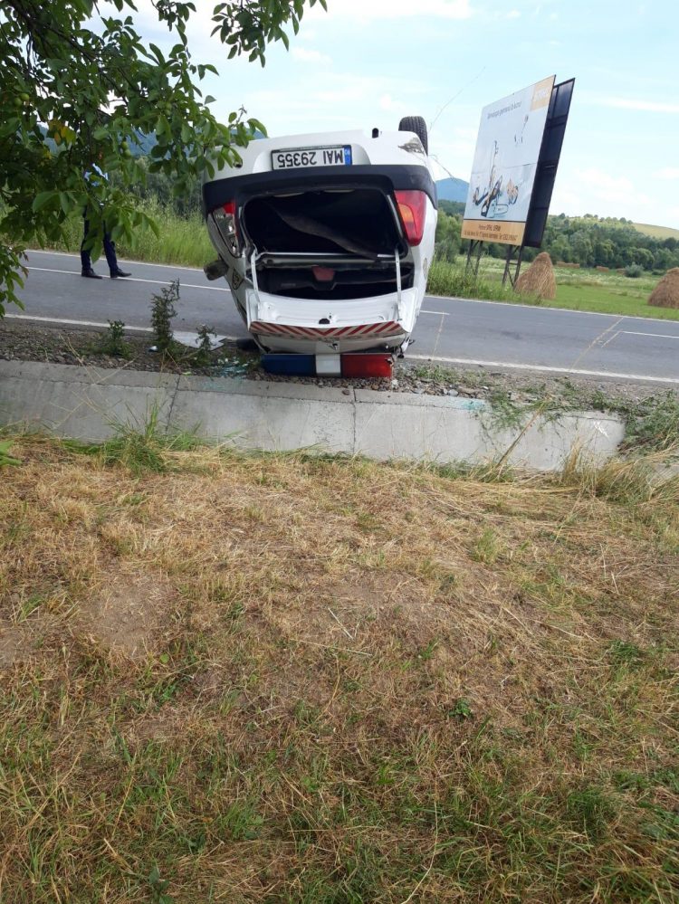 Actualizare / Urmărire ca în filme încheiată  cu rănirea grava a trei polițiști în Vadu Izei