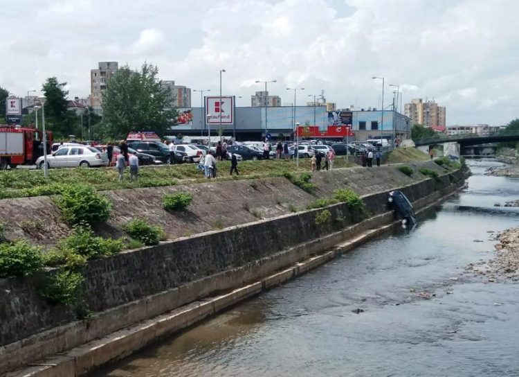 Un autoturism a ajuns în Râul Săsar