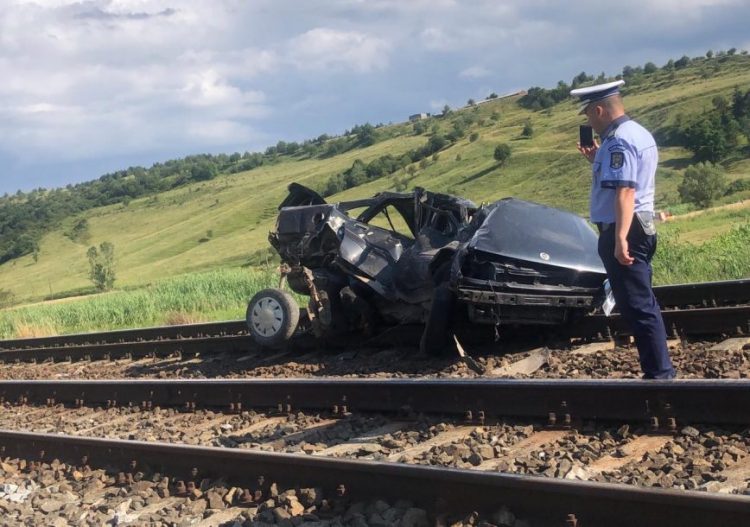 Doi oameni au murit în judeţul Cluj, după ce maşina în care se aflau a fost lovită în plin de un tren