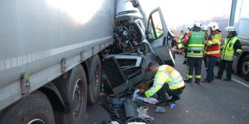 Un şofer român strivit în cabină, după un cumplit accident petrecut în Germania