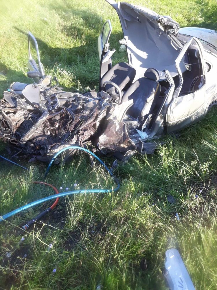 Depăşire mortală. Un şofer a murit pe loc, după ce a intrat cu maşina pe contrasens şi a fost izbit în plin de un TIR