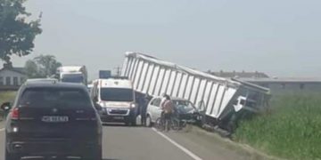 Video şocant! Un șofer scapă ca printr-o minune dintr-un accident