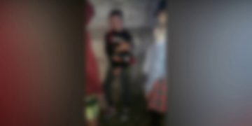 Băiețel de 10 ani bătut cu sălbăticie de alți copii, pe stradă – VIDEO