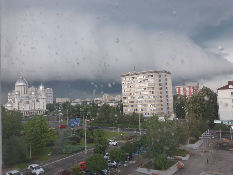 Bine de știut: Cum să ne protejăm în caz de furtună