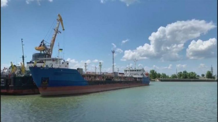 Ucraina a reţinut un petrolier rusesc pe Dunăre, aproape de România