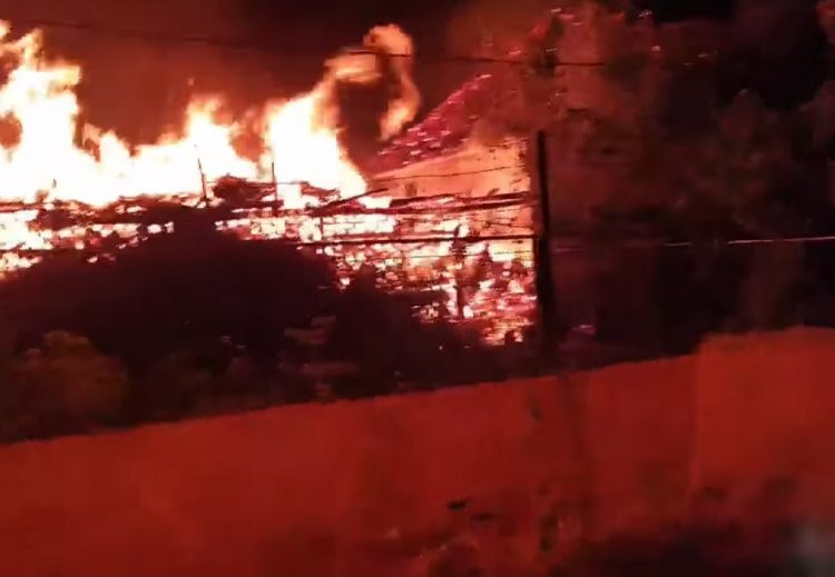 Incendiu violent la Negreşti-Oaş. Pompierii au intervenit mai bine de 4 ore şi jumătate pentru stingerea focului – Video