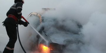 O maşină a luat foc pe str. G. Coşbuc din Baia Mare