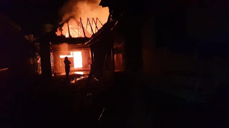Incendiu violent la Negreşti-Oaş. Pompierii au intervenit mai bine de 4 ore şi jumătate pentru stingerea focului – Video
