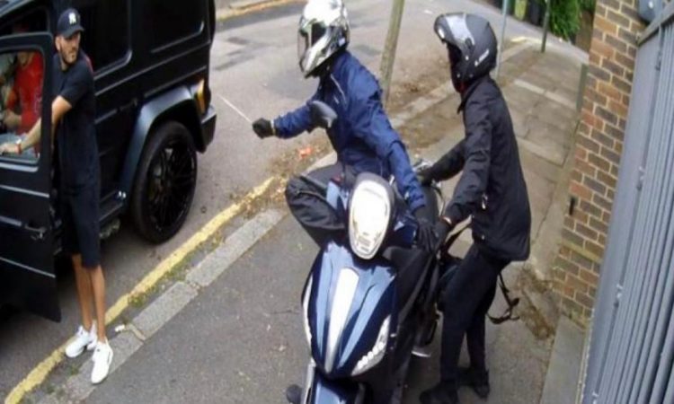 FOTBAL – Mesut Ozil şi Sead Kolasinac, atacaţi de persoane înarmate cu cuţite, la Londra