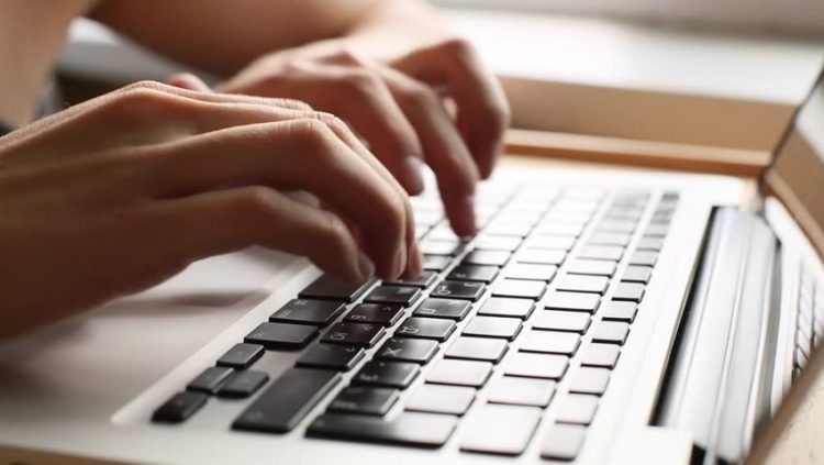 Debirocratizare: românii vor putea depune online cereri pentru buletine, paşapoarte şi permise de conducere