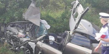 Trei persoane au rămas încarcerate în urma unui accident deosebit de grav