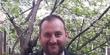 Povestea profesorului de limba română din Moisei care își urmează pasiunea