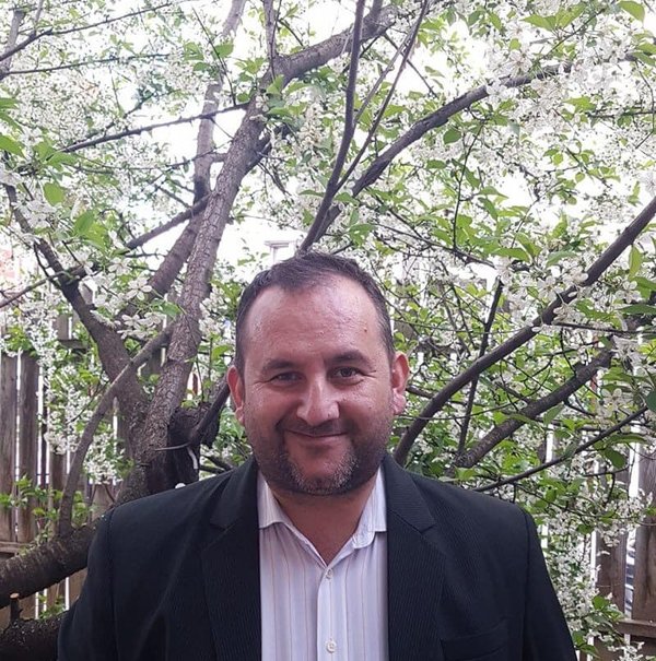 Povestea profesorului de limba română din Moisei care își urmează pasiunea