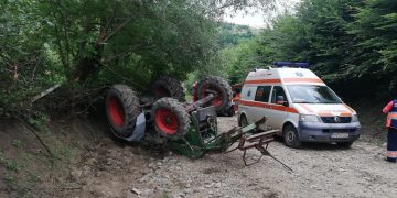 Elicopterul SMURD, solicitat pentru salvarea vieţii unei femei prinsă sub tractor – foto