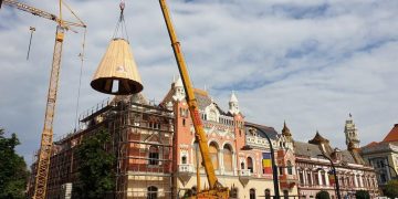 Turla Palatului Episcopal Greco-Catolic din Oradea a fost ridicată pe acoperiș