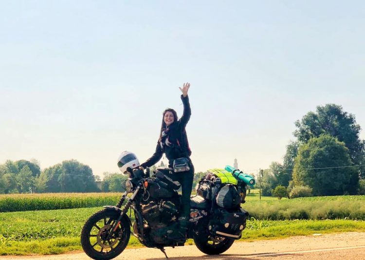 O româncă din Italia va face înconjurul lumii pe motocicletă
