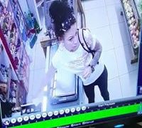 Hoață filmată în timp ce fura bani chiar din casa de marcat – VIDEO